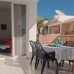 Cozy 1 Bedroom Apartment In Walking Distance To The Municipal Beach